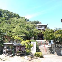 右側は護摩堂です。