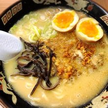 煮卵は後から来たので、自分で乗せました。