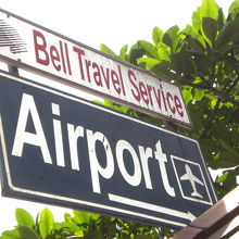 パタヤのベルトラベルのバスターミナルの標識です。空港行です。