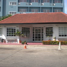 ベルトラベルの待合室／事務室は、独立した建物になっています。