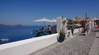 海岸と島を見渡す路地