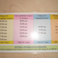 バスの料金表と出発時刻の組み合わせの表が机に貼られています。