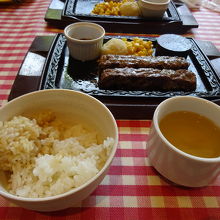 ご飯・スープとのセット。ご飯は白米とガーリックライス2種類