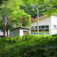 右の別棟が浴室です。