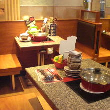 鍋料理なのでしょうか、テーブルに具材と食器が準備されています