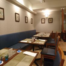 落ち着いた店内