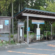 駐車場横の水汲み場