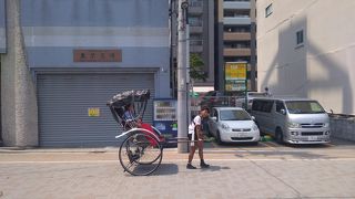 雷門周辺で沢山の人力車が待機