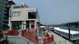 陸からでなく、川や海から違った角度で、日々変貌していく美しい東京の街をゆっくり眺められるのが、最大の魅力