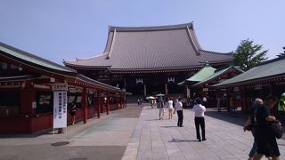 完璧なつくりの大きな瓦屋根が注目