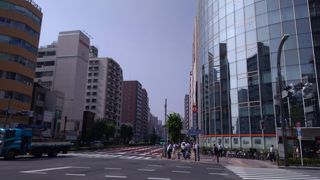 自転車専用レーンもある広い歩道が素晴らしい道です。