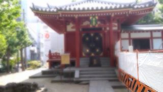 黒い屋根瓦と鮮やかな赤色に塗られた材木がとってもきれいな建物