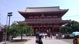 浅草寺内の建物では、五重塔の次にきれいなのが、この門だと思います。