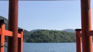 湖にある立つ鳥居が素敵