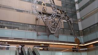 気に入ったのは、すさまじく高い吹き抜けと、その吹き抜けの広場にある巨大な時計です。