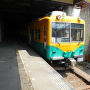 常願寺川に沿ったのどかな鉄道です。