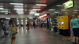 ドボルザーク博物館からこの駅まで歩いて地下鉄に乗りました。