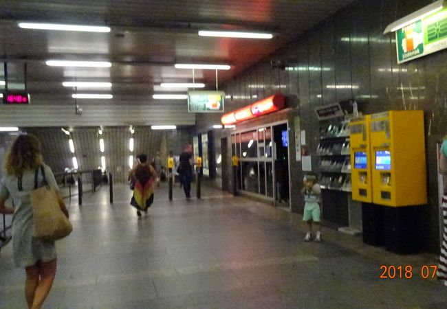 ドボルザーク博物館からこの駅まで歩いて地下鉄に乗りました。