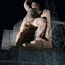 修復中のピピラ像