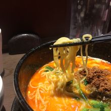 担々麺の麺は極細麺