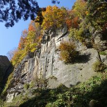 頭上の断崖