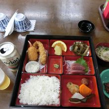 定期観光バスの昼食です。オリオンビールは350円でした。