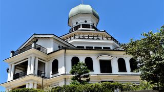 お雇い外国人エッセル設計の龍翔小学校を忠実に復元した建物が見もの