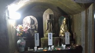 洞窟の中に続く観音様