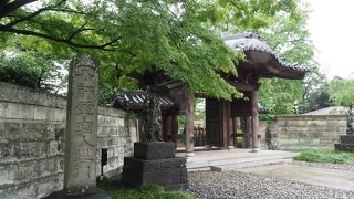 立派な山門です