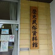 生産・生活用具、武具などの展示が見られる （富士見町歴史民俗資料館）