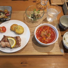 夕食。これに夕張メロンがついてきました