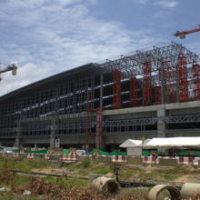 新バーンスー駅の建設工事の様子です。３階建てとのことです。