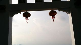 寺院前の広場でくつろげます。