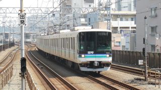 急行が便利な都心直通路線、本数も多い。将来8両になる。