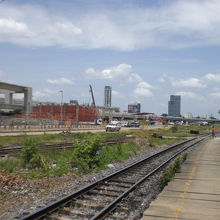 現バーンスー駅と新バーンスー駅を、ともに見ています。南側です