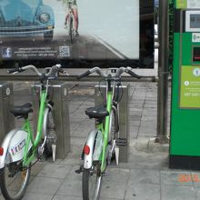 ルンピニ公園の入口のグリーンバンコクバイクが置かれています。