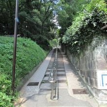 坂下からの様子