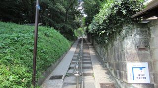 非常に急な坂だが手摺や階段などよく整備されています
