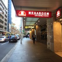 ロビーは一階上に上がったところにあります。