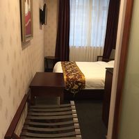 部屋はそんなに広くないけど、ベッドはいい感じ