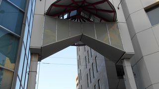 アーケードの屋根が個性的な商店街