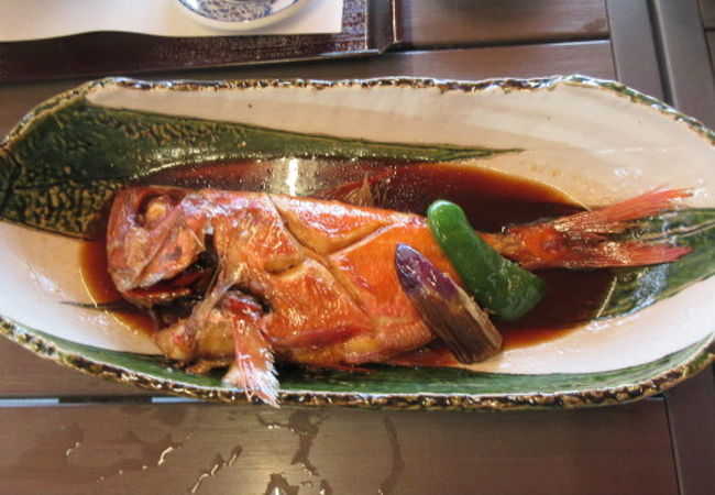 ペット連れで沼津港でちゃんとした魚料理が食べられるお店。　室内のテラス席です。