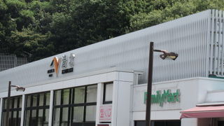 東名高速の下り線で最初のＳＡ．ファミマがあります。