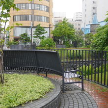 川沿いの公園でベンチも多く置いてあります