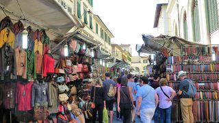 革製品の露店が両側にびっしり