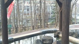 広い足湯施設があります