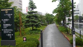 細長い川沿いの公園です