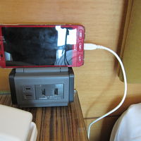 ベッドサイドのスマホ充電器が便利