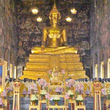 アユタヤから運ばれてきた大仏です。さすがに大きな大仏像です。