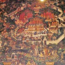 大仏の像のある本堂内の壁画です。極彩色の壁画は、壮大です。